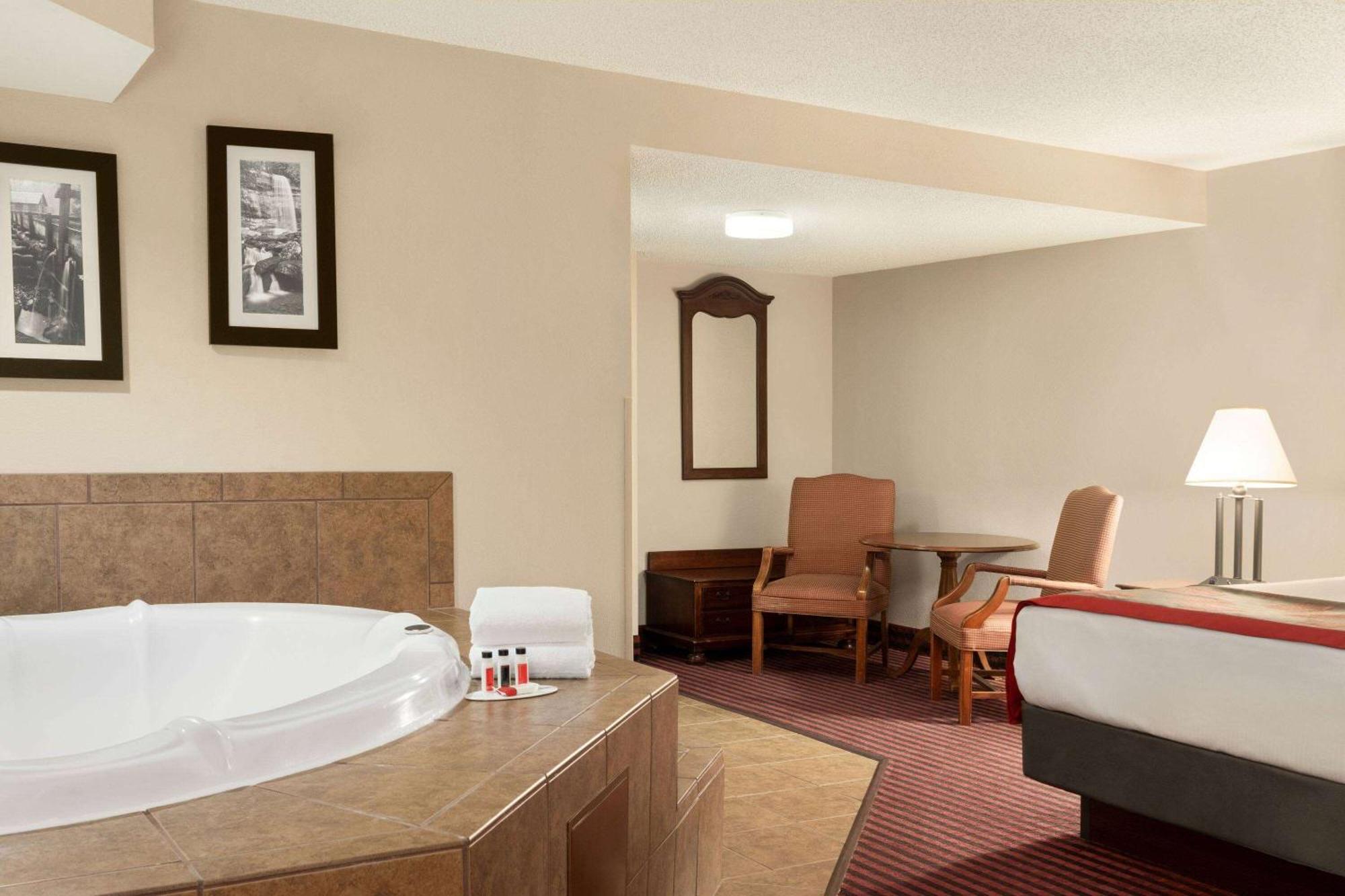 Ramada By Wyndham Pigeon Forge North Hotel Buitenkant foto